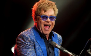 ​Elton John fait pleurer une hôtesse d’accueil et s'excuse en plein concert