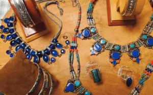 Marocains et étrangers explorent la richesse des bijoux berbères marocains