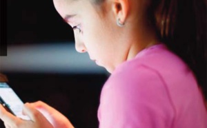 Au Royaume-Uni, le combat de parents pour une enfance sans smartphone