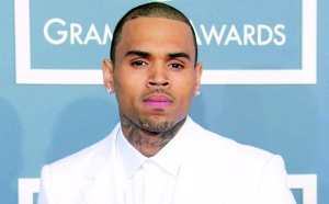 Chris Brown supplie les Philippines de le laisser repartir en tournée