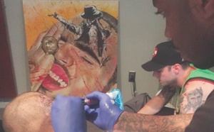 Chris Brown se fait tatouer le crâne