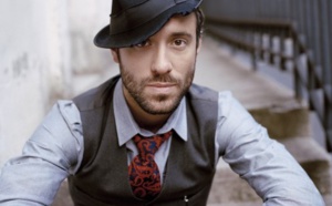 Charlie Winston improvise pour les réfugiés à Calais