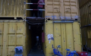​En Thaïlande, une rare cité ouvrière en forme de Lego géant de containers