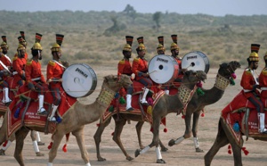 Au Pakistan, un orchestre de cornemuses à dos de dromadaires