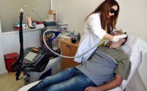 Du Botox à la pénoplastie, la médecine esthétique séduit les hommes en Tunisie