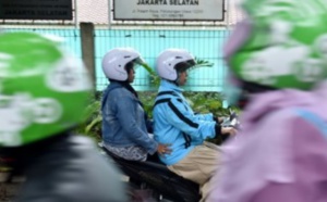 En Indonésie, les motos taxis pour femmes voilées ont le vent en poupe