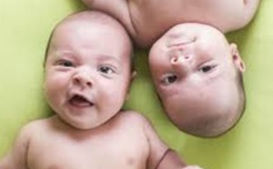 Doublement des naissances de jumeaux dans les pays développés