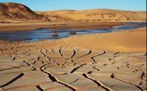 La Terre assoiffée absorbe de l’eau