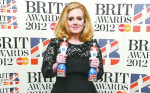 Adele triomphe aux Brit Awards