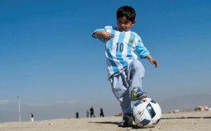 Le “petit Messi” afghan a reçu deux maillots dédicacés de son idole