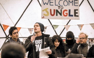 Jude Law dans la “Jungle” de Calais pour soutenir les migrants
