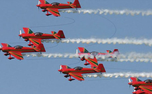 Les Forces Armées Royales organisent des shows aériens et des sauts d’exhibition en parachutes