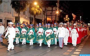 La traditionnelle retraite aux flambeaux égaye la ville de Tétouan avec des parades épatantes