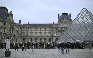 Vol de bijoux au Louvre: Les cambrioleurs traqués, le musée sous pression
