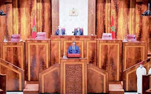 Un gouvernement déconnecté, une société sous pression