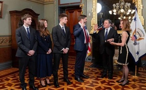 Le nouvel ambassadeur américain au Maroc prête serment devant le vice-Président des Etats-Unis J.D Vance