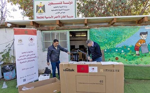 L'Agence Bayt Mal Al-Qods achève une opération d'équipement de plusieurs écoles en fournitures de base et moyens de soutien pédagogique