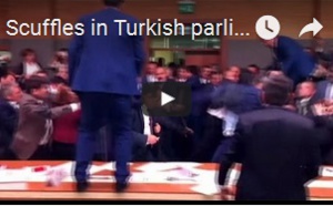 Des échauffourées au parlement turc
