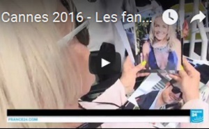 Cannes 2016 - Les fans prennent d'assaut la Croisette. Objectif : l'autographe de Julia Roberts