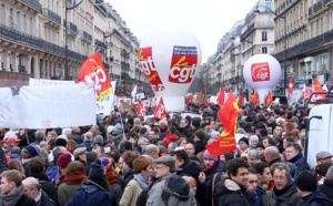 En France, le gouvernement socialiste affaibli impose in extremis sa réforme du travail