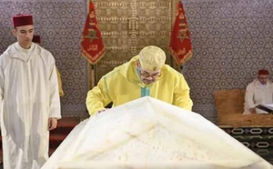 SM le Roi, Amir Al Mouminine, se recueille sur la tombe de Feu SM le Roi Mohammed V