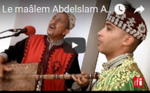Le maâlem Abdelslam Alikane Souiri joue "Bania" - Festival gnawa d'Essaouira, Maroc RFI  RFI