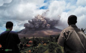 Pour survivre, des Indonésiens deviennent guides touristiques d'un volcan de boue