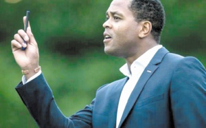 Patrick Kluivert nommé directeur du football du Paris SG