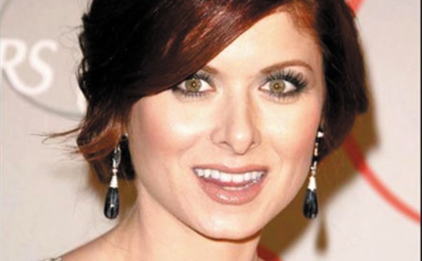 Pseudos de stars pour passer incognito : DEBRA MESSING DEVIENT...