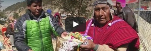 Les Boliviens brisent des rochers pour s'attirer la bonne fortune