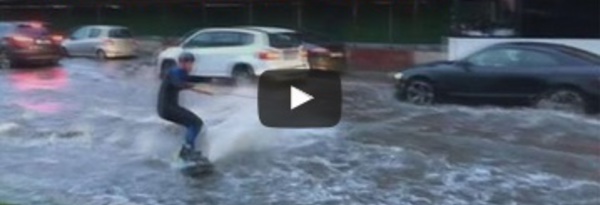 Un homme fait du wakeboard dans les rues de Moscou