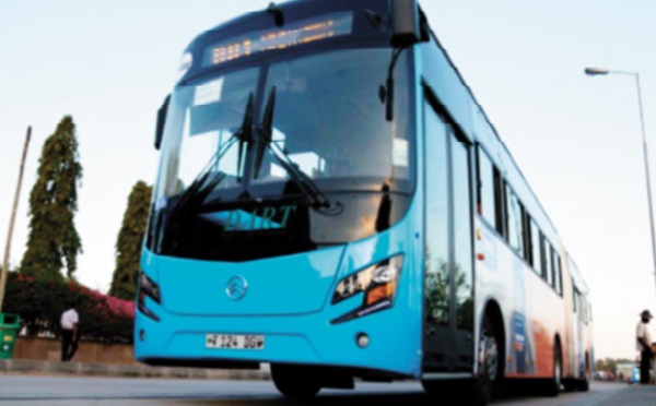 Bus bleu contre dala dala, ou comment vaincre les bouchons africains