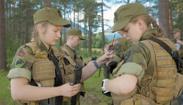 Du char au dortoir, les femmes à l'assaut de l'armée en Norvège