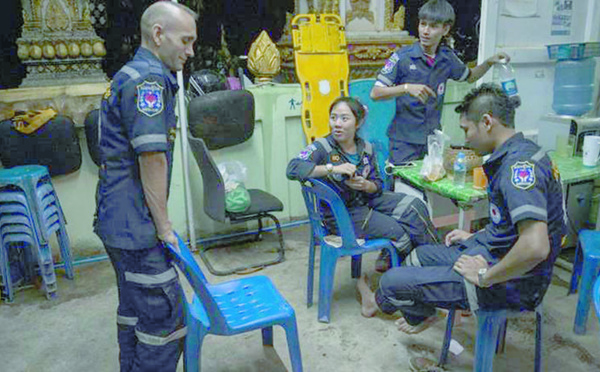 Dans le chaos des rues de la capitale laotienne, de rares secouristes bénévoles