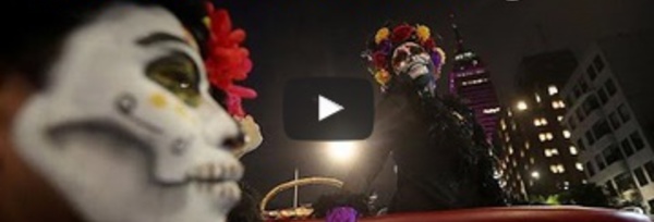 Des squelettes envahissent Mexico avant le Jour des morts