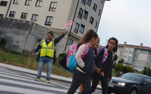 En Espagne, des enfants heureux d'aller seuls à l'école
