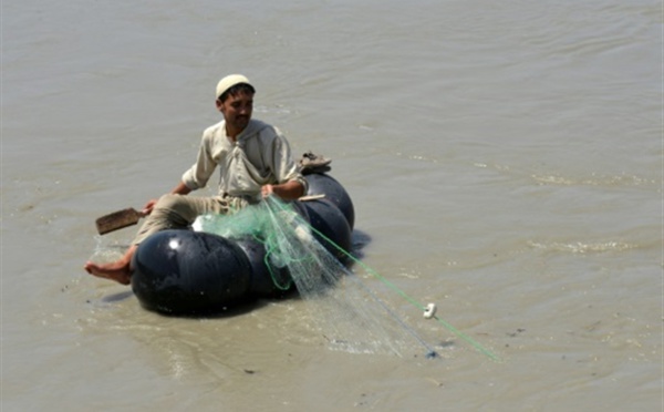 Cruelle et risquée, la pêche "au générateur" fait des ravages au Pakistan
