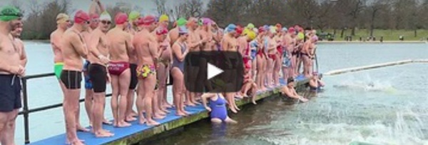 Des nageurs courageux membres du Serpentine Swim Club à London