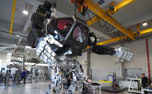 Les premiers pas d'un robot géant
