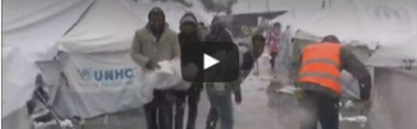 Sous la neige, les migrants de Lesbos craignent de mourir de froid