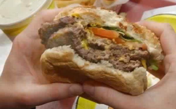 Insolite : Des double-cheeseburgers pour les SDF
