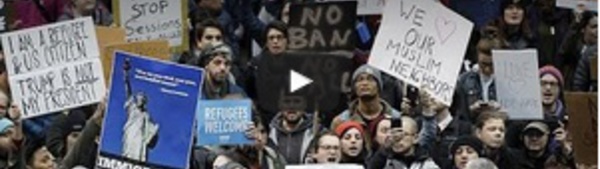 Expulsions : Donald Trump persiste et signe