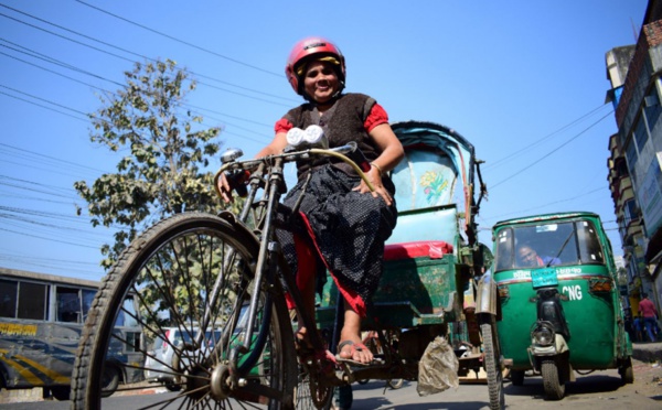 “Crazy Auntie ” , seule femme cyclo-rickshaw du Bangladesh