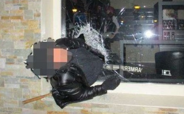 Insolite : Un cambrioleur reste coincé dans la vitrine du magasin, les gendarmes tweetent sa photo