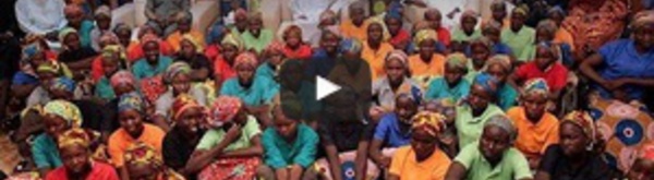 Le président nigérian s'affiche avec les jeunes filles relâchées par Boko Haram