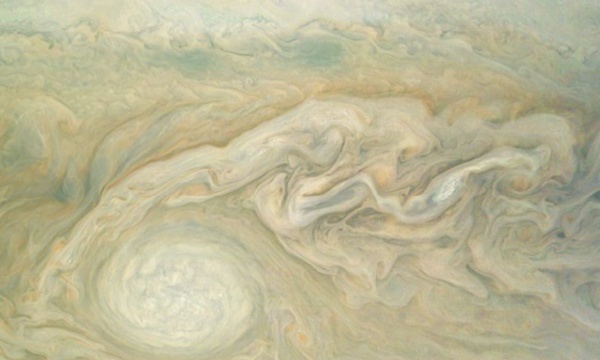 La sonde spatiale Juno révèle un visage très différent de Jupiter