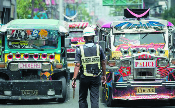 L'avenir incertain des jeepneys, "dinosaures" des routes philippines