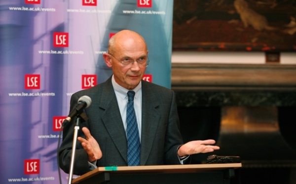Interview du directeur général de l’Organisation mondiale du commerce : Pascal Lamy : “Nous ne sommes pas devant un tsunami protectionniste mais il faut rester vigilant”