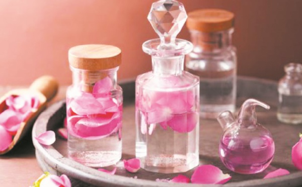 Les dix bienfaits de l’eau de rose au quotidien