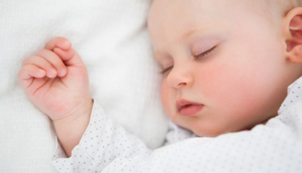 Les bébés dormiraient mieux dans leur propre chambre